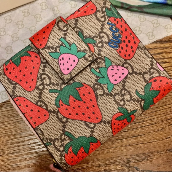 gucci wallet strawberry